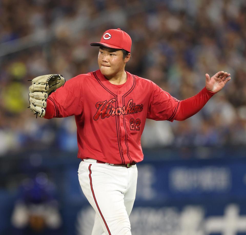 　５回、ピンチを脱しグラブをたたく高（撮影・金田祐二）＝横浜（撮影・金田祐二）