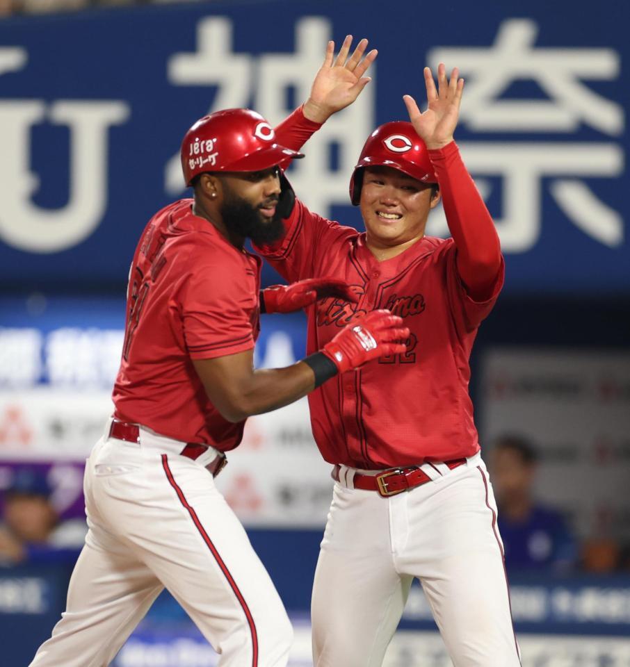 　７回、２ランを放ち高に迎えられるファビアン（撮影・金田祐二）