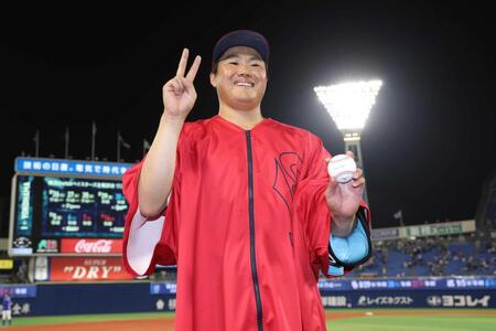 　ウイニングボールを手に笑顔の高（撮影・金田祐二）