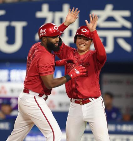 　７回、２ランを放ち高に迎えられるファビアン（撮影・金田祐二）