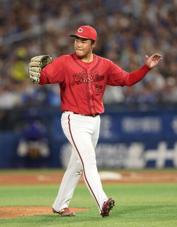 　５回、ピンチを脱しグラブをたたく高（撮影・金田祐二）