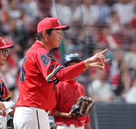 　８回、小園のアウト判定に、リプレイ検証を求める新井監督（撮影・市尻達拡）