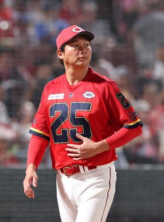 　７回の攻撃を終え、選手交代を告げる新井監督（撮影・市尻達拡）