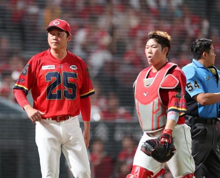 　８回、岡林を迎えた場面で、坂倉に代えて石原を送り出す新井監督（撮影・市尻達拡）