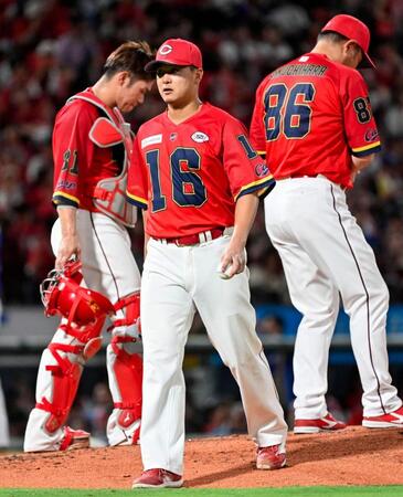 　８回途中で降板する森（中央）