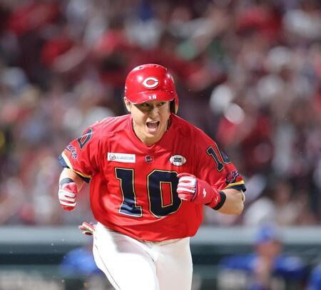 　８回、右前打を放ち、ほえる佐々木（撮影・市尻達拡）