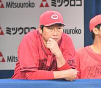 　２回、試合を見つめる新井監督