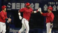 　４回、左越えに先制２ランを放つモンテロ（撮影・金田祐二）