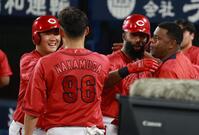 　７回、２ランを放ち高と一緒に迎えられるファビアン（撮影・金田祐二）