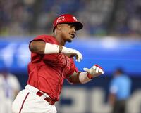 　４回、左越えに先制２ランを放つモンテロ（撮影・金田祐二）