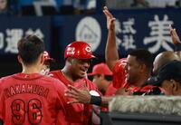 　４回、左越えに先制２ランを放ち迎えられるモンテロ（撮影・金田祐二）