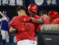 　７回、２ランを放ち中村奨と喜ぶファビアン（撮影・金田祐二）