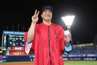 　ウイニングボールを手に笑顔の高（撮影・金田祐二）