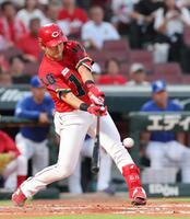 　２回、右前タイムリーを放つ佐々木（撮影・市尻達拡）