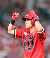 　２回、右前タイムリーを放ち、拳を握る佐々木（撮影・市尻達拡）