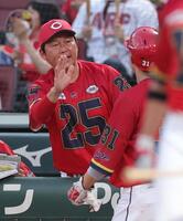 　２回裏、佐々木の適時打で生還した坂倉を迎える新井監督