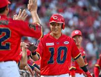 　２回にプロ初打点をマークし、ベンチ前でナインとタッチを交わす佐々木