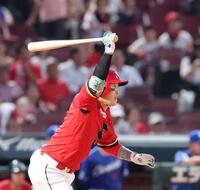 　３回、右前打を放つ小園（撮影・市尻達拡）