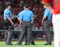 　８回、小園の中飛か中前打を巡って、話をする審判団（撮影・市尻達拡）