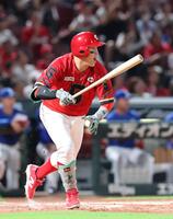 　８回、中前タイムリーを放ち、ほえる小園（撮影・市尻達拡）