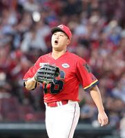 　３回、岡林を空振り三振に斬り、ほえる森（撮影・市尻達拡）