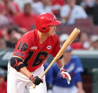 　２回、投手へのタイムリー内野安打を放つ森（撮影・市尻達拡）