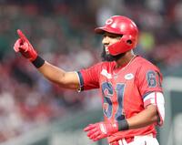 　３回、中前打を放ち、笑顔を見せるファビアン（撮影・市尻達拡）