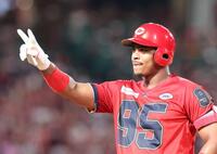 　５回、中前タイムリーを放ち、Ｖサインのモンテロ（撮影・市尻達拡）