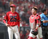 　８回、岡林を迎えた場面で、坂倉に代えて石原を送り出す新井監督（撮影・市尻達拡）