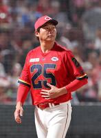 　７回の攻撃を終え、選手交代を告げる新井監督（撮影・市尻達拡）