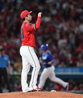 　８回、細川に中越え２ランを許す島内（撮影・市尻達拡）