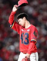 　８回、失点し、汗をぬぐう島内（撮影・市尻達拡）