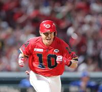 　８回、右前打を放ち、ほえる佐々木（撮影・市尻達拡）