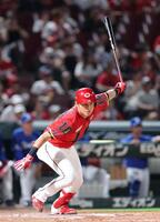 　８回、右前打を放つ佐々木（撮影・市尻達拡）