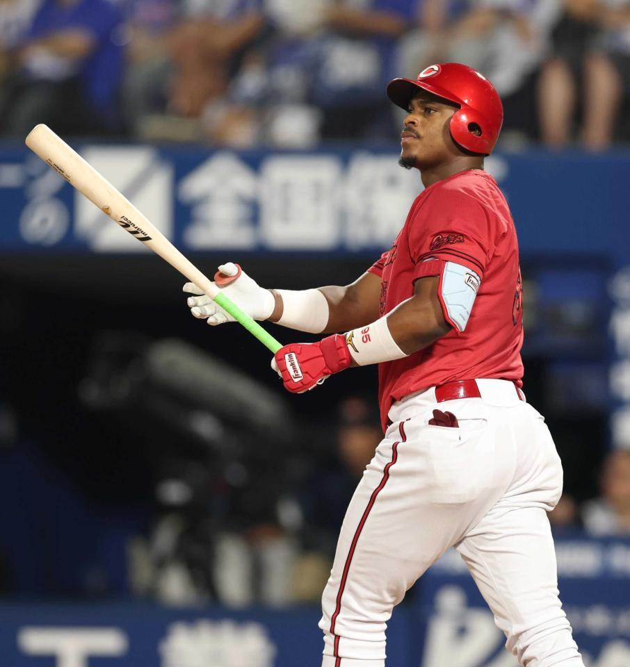 　４回、左越えに先制２ランを放つモンテロ（撮影・金田祐二）