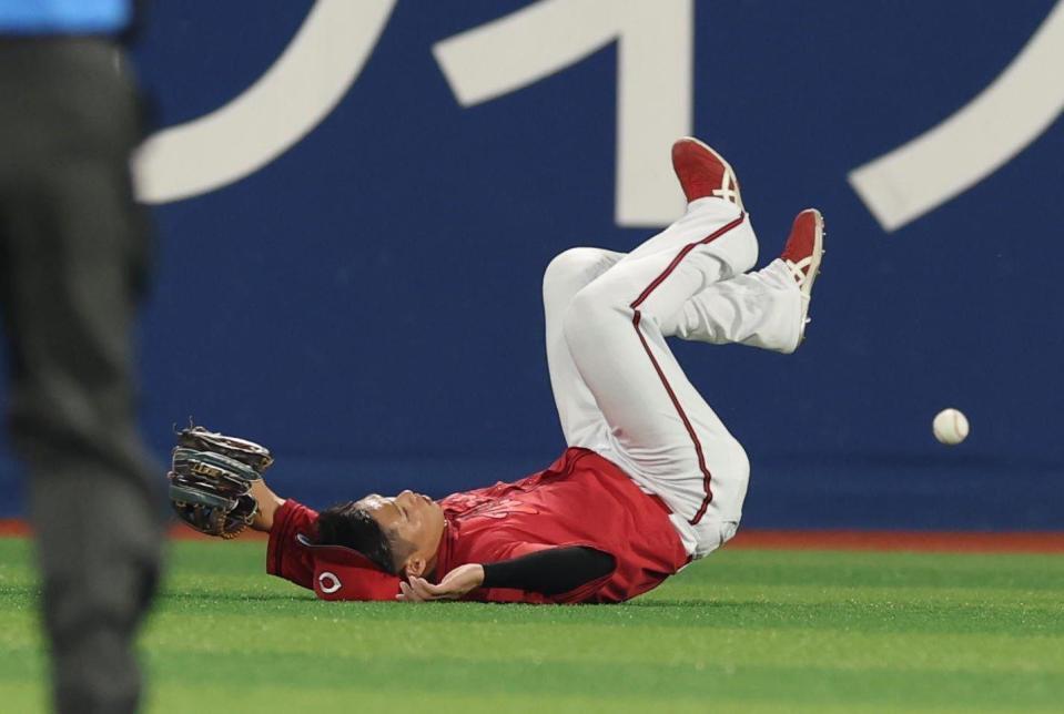 　５回、宮崎の打球で照明が入ったか？中村奨が捕れず二塁打に（撮影・金田祐二）