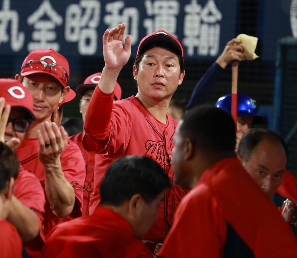 　勝利をよろこぶ新井監督（撮影・金田祐二）