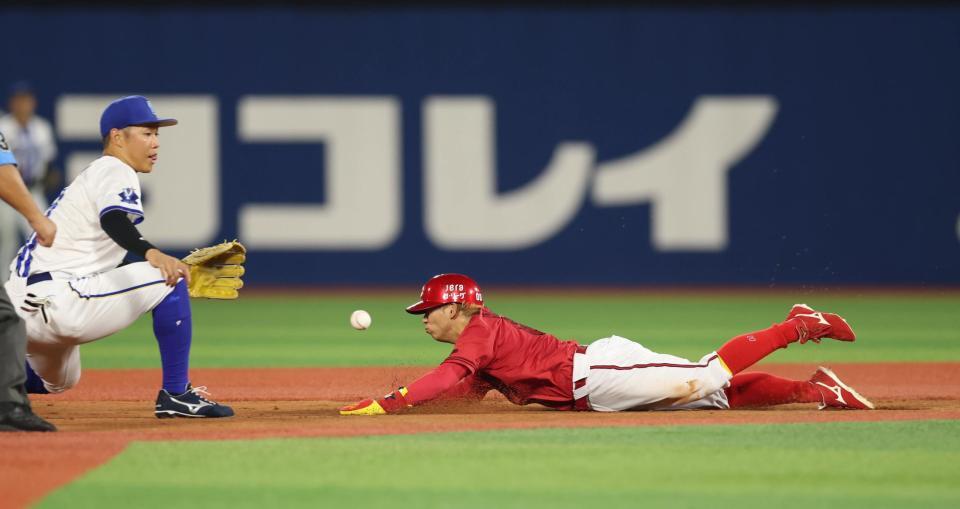 　６回、二盗を決める羽月（撮影・金田祐二）