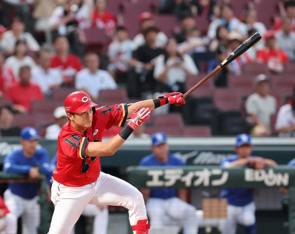 　２回、右前タイムリーを放つ佐々木（撮影・市尻達拡）