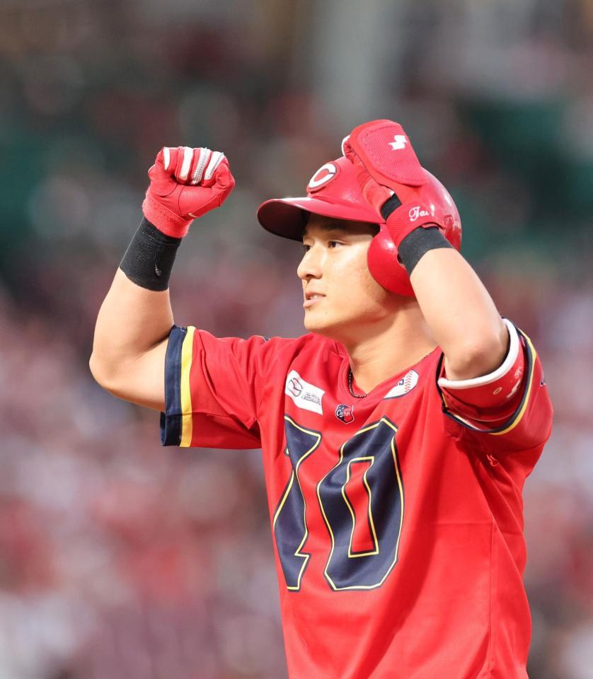 　２回、右前タイムリーを放ち、拳を握る佐々木（撮影・市尻達拡）