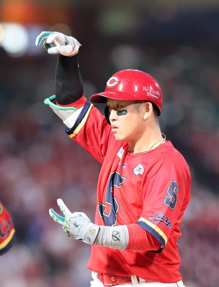 　３回、右前打を放ち、ポーズを決める小園（撮影・市尻達拡）