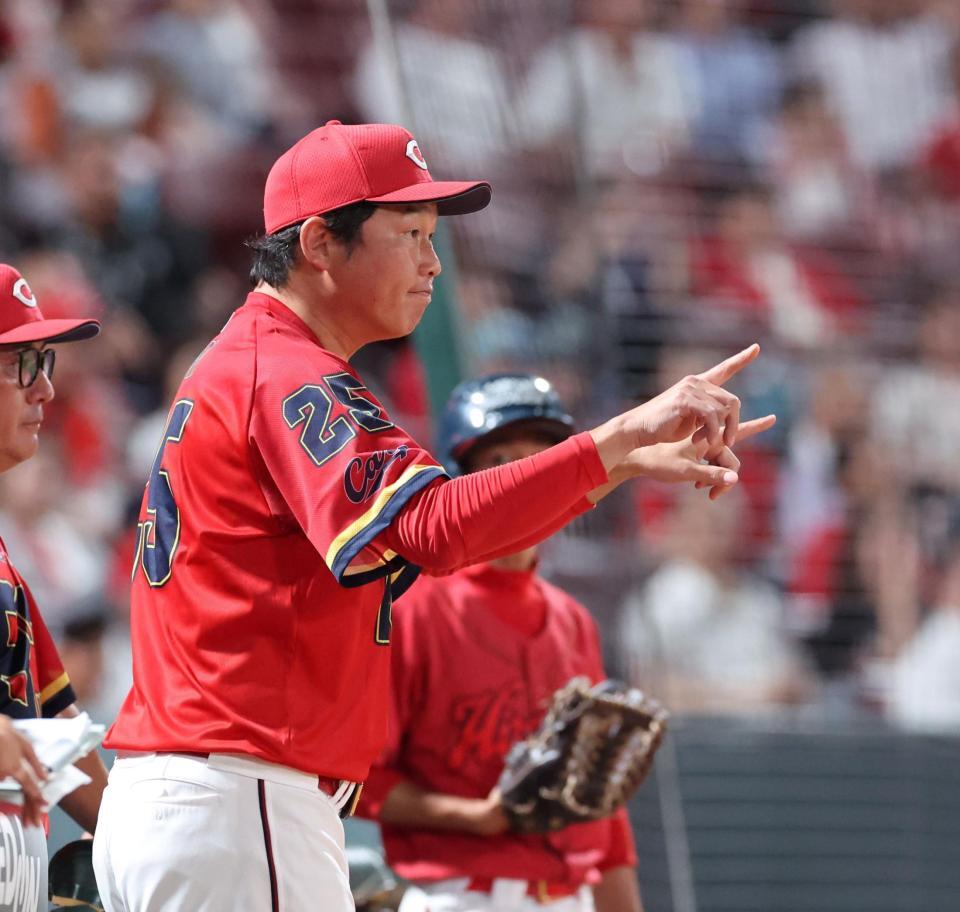 　８回、小園のアウト判定に、リプレイ検証を求める新井監督（撮影・市尻達拡）