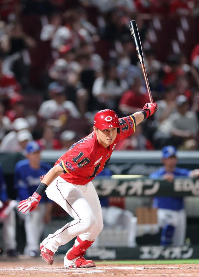 　８回、右前打を放つ佐々木（撮影・市尻達拡）