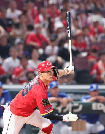 　３回、右翼線へのタイムリーを放つ中村奨（撮影・市尻達拡）