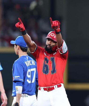 　３回、左翼線への二塁打を放ち、ベンチを指さすファビアン（撮影・市尻達拡）