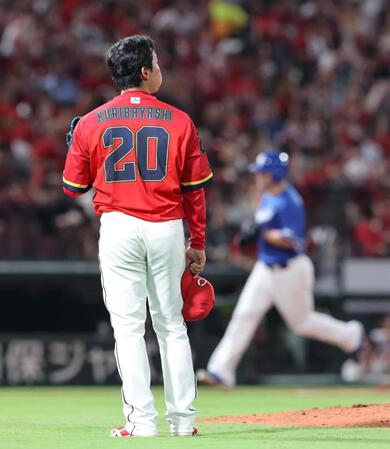 　８回、細川に左中間席へソロを浴び、立ち尽くす栗林（撮影・市尻達拡）