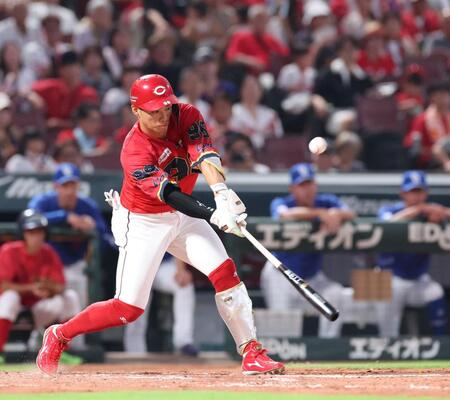 　３回、右翼線へのタイムリーを放つ中村奨（撮影・市尻達拡）