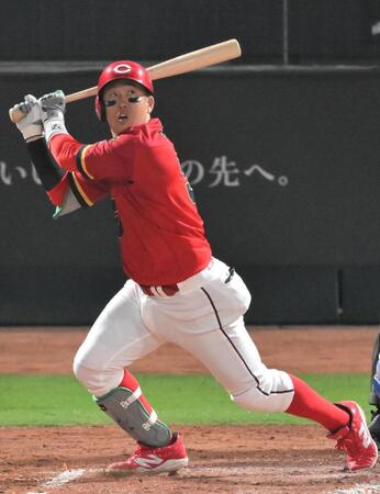 　３回、小園が左犠飛を放つ