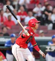 　２回、中前打を放つ羽月（撮影・市尻達拡）