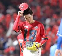 　７回を投げ終え、帽子を取ってベンチに戻る森下（撮影・市尻達拡）